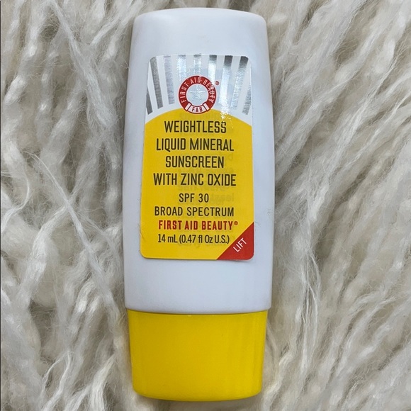 First Aid Beauty Weightless Liquid Mineral SPF 30 - Picture 7 of 7